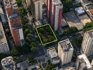 Vista aerea do terreno de 100 m2 no Itaim Bibi, destacado em verde entre os predios da quadra